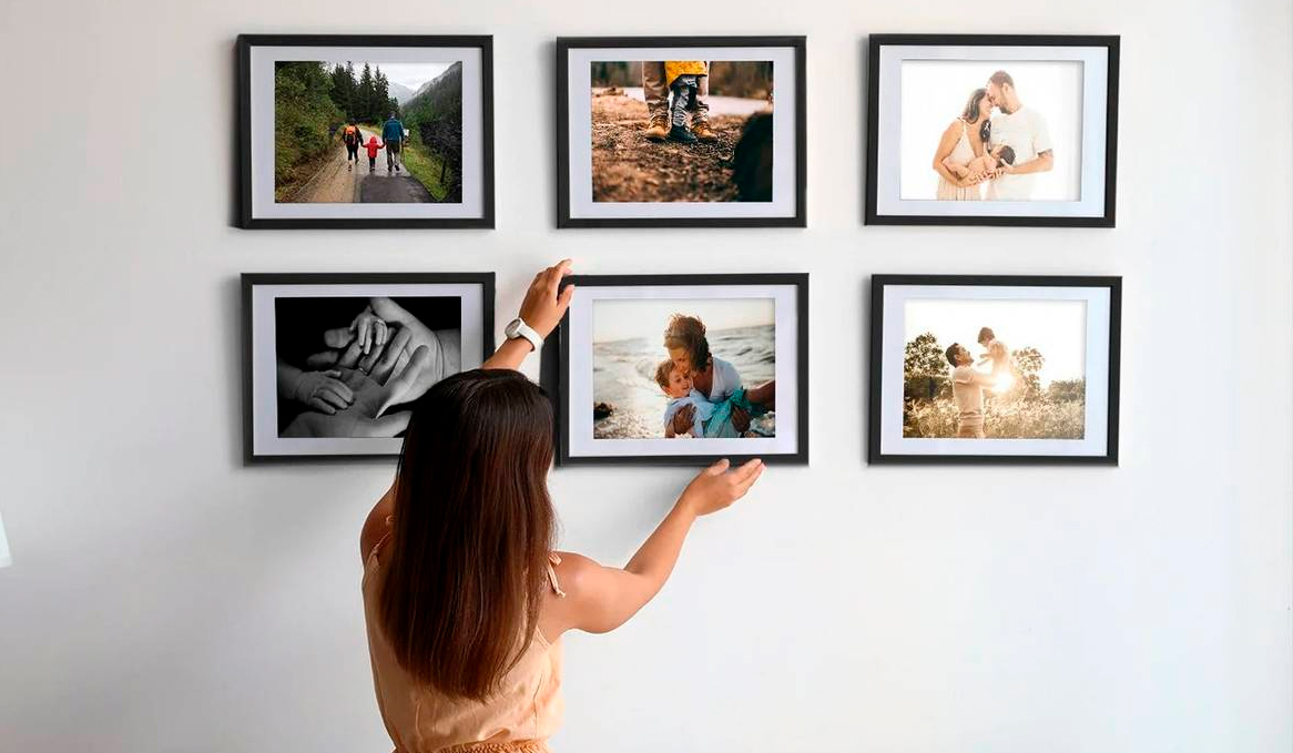 фоторамки в дизайне интерьера.jpg
