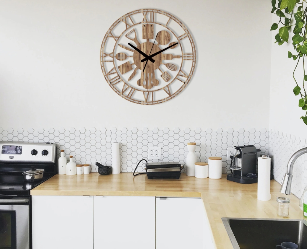 Часы на стене кухни