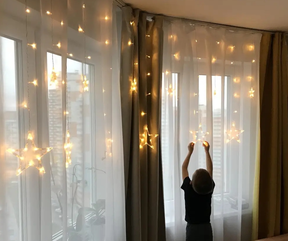 LED гірлянда як елемент декору в інтер'єрі квартири.jpg