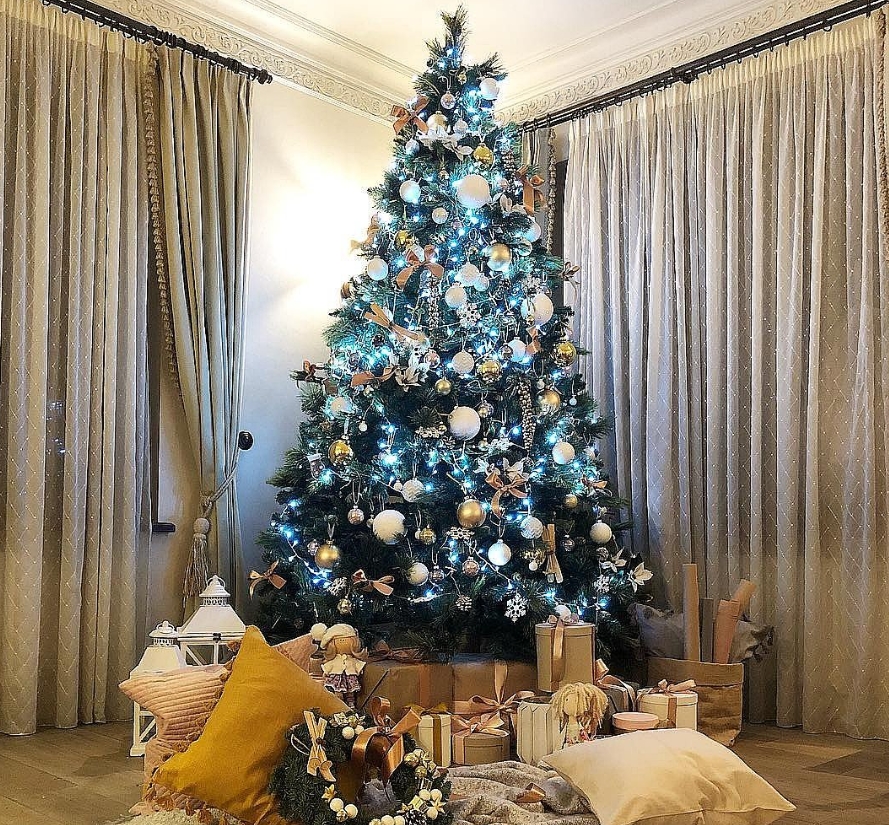 красиво вбрана новорічна ялинка дома.jpg
