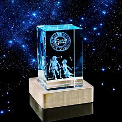 Хрустальный куб на деревянной подставке с RGB подсветкой Зодиак Близнецы 4,5х8см