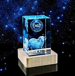 Кришталевий куб на дерев'яній підставці з RGB підсвічуванням Зодіак Овен 4,5х8см